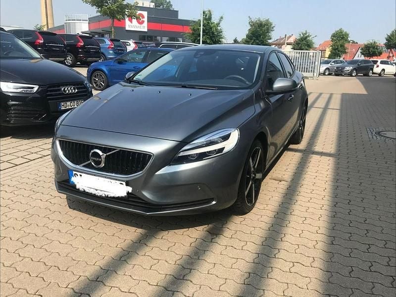 Gebraucht Volvo V40 Momentum 152 PS (111 kW) 2016 Grau Limousine