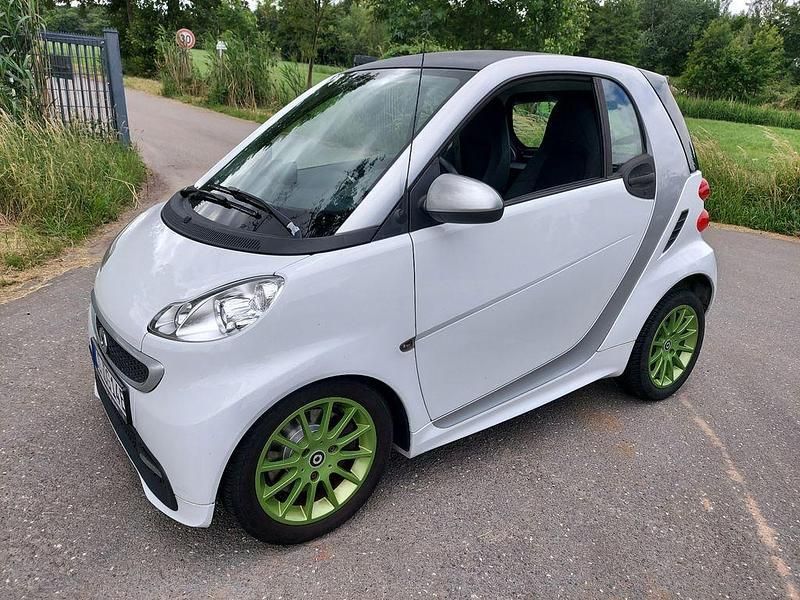 Weiß Gebraucht 2013 Smart ForTwo Electric Drive Passion Coupé | 6.300 € (Fairer Preis) - Bild 1/4