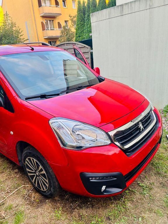 Rot Gebraucht 2016 Peugeot Partner Tepee Active Van / Kleinbus | 8.900 € (Fairer Preis) - Bild 1/4