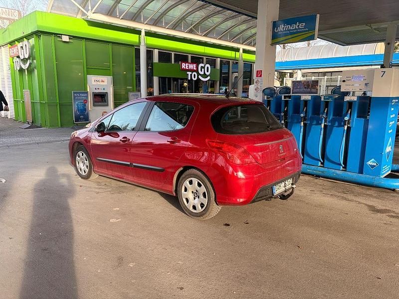 Gebraucht Peugeot 308 Access 98 PS (72 kW) 2012 Rot Limousine