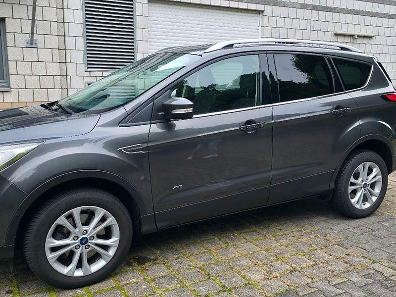 Grau Gebraucht 2018 Ford Kuga Titanium SUV | 17.800 € (Fairer Preis) - Bild 1/4