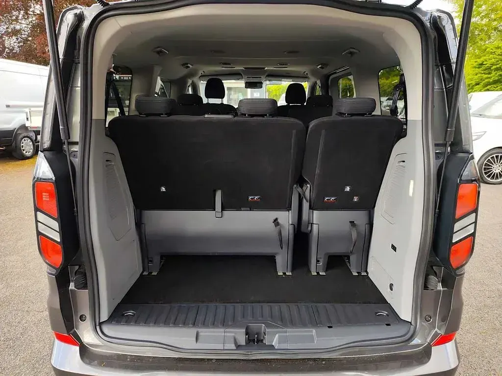 Gebraucht Ford Tourneo Titanium 136 PS (100 kW) 2025 Grau Van / Kleinbus