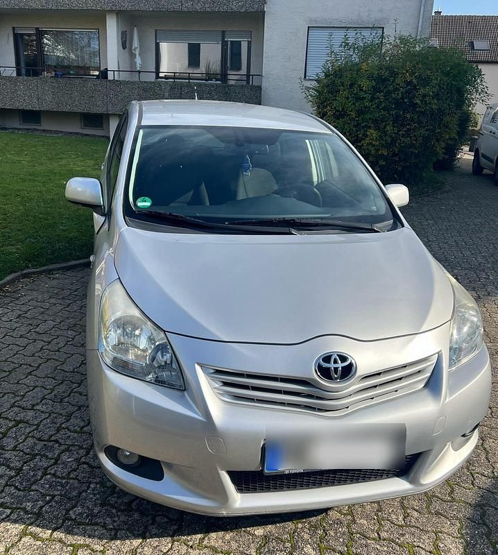 Silber Gebraucht 2009 Toyota Verso Van / Kleinbus | 3.850 € (Guter Preis) - Bild 1/4