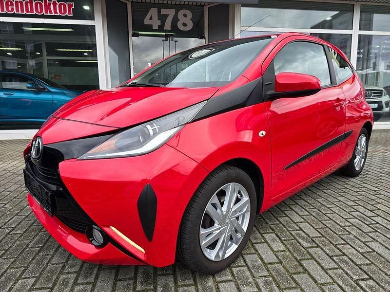Gebraucht Toyota Aygo X-play 69 PS (50 kW) 2016 Rot Kleinwagen