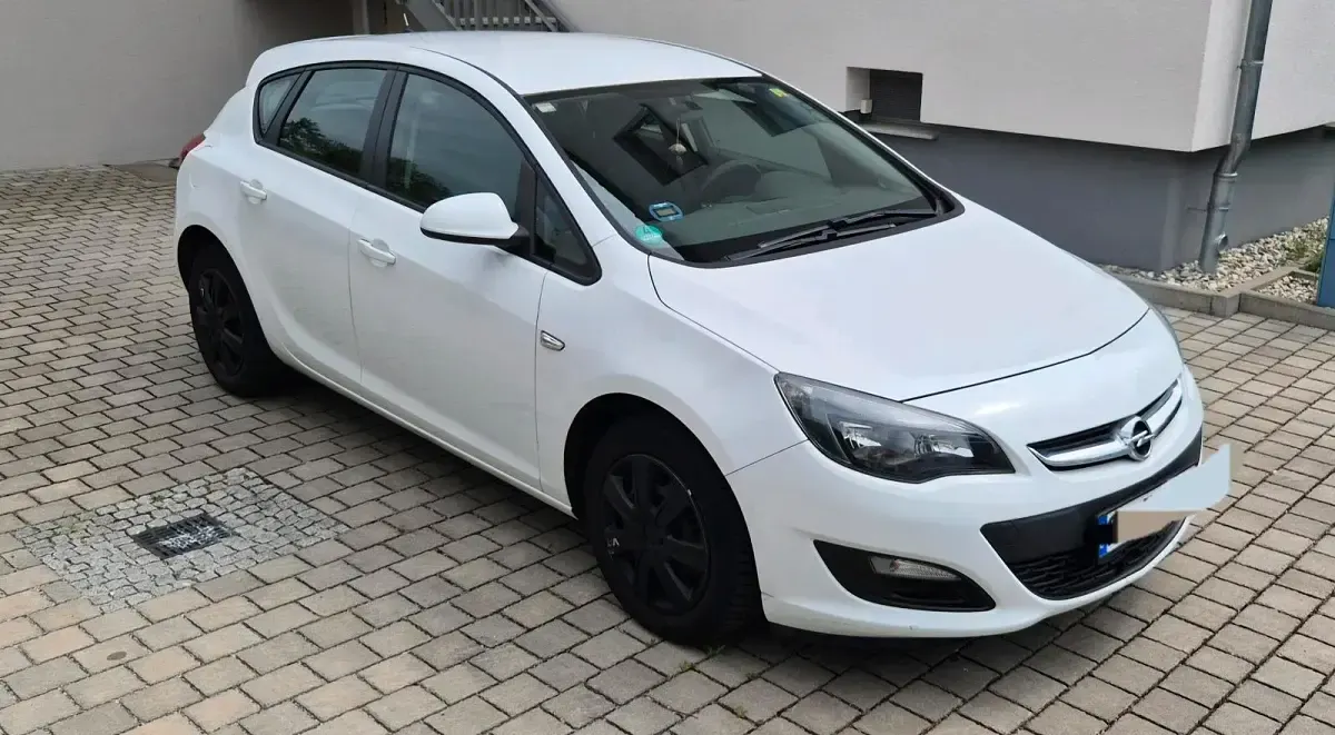 Gebraucht Opel Astra 101 PS (74 kW) 2013 Weiß Limousine