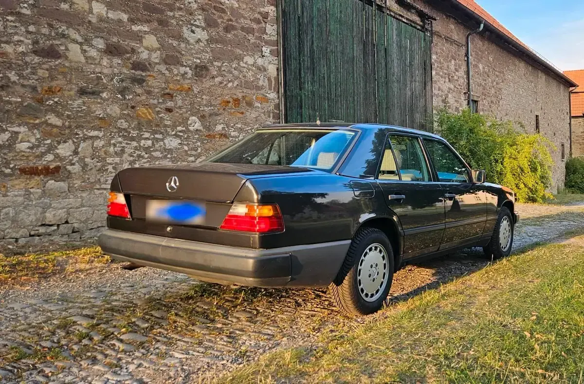 Gebraucht Mercedes E230 132 PS (97 kW) 1988 Schwarz Limousine