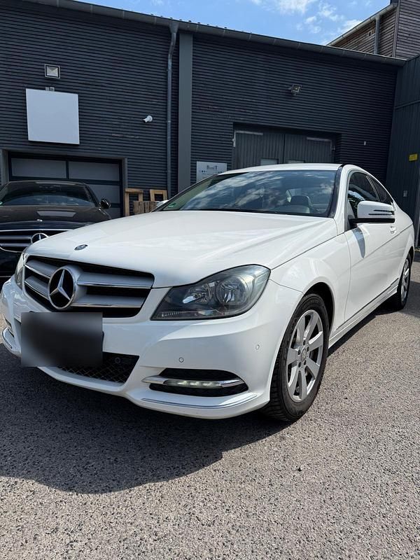 Gebraucht Mercedes C180 156 PS (114 kW) 2013 Weiß Coupé