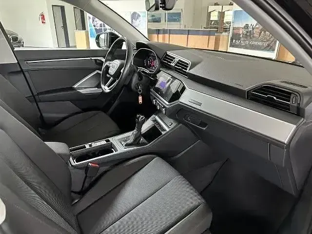 Gebraucht Audi Q3 Basis 150 PS (110 kW) 2020 Mythosschwarz metallic (metallic) SUV