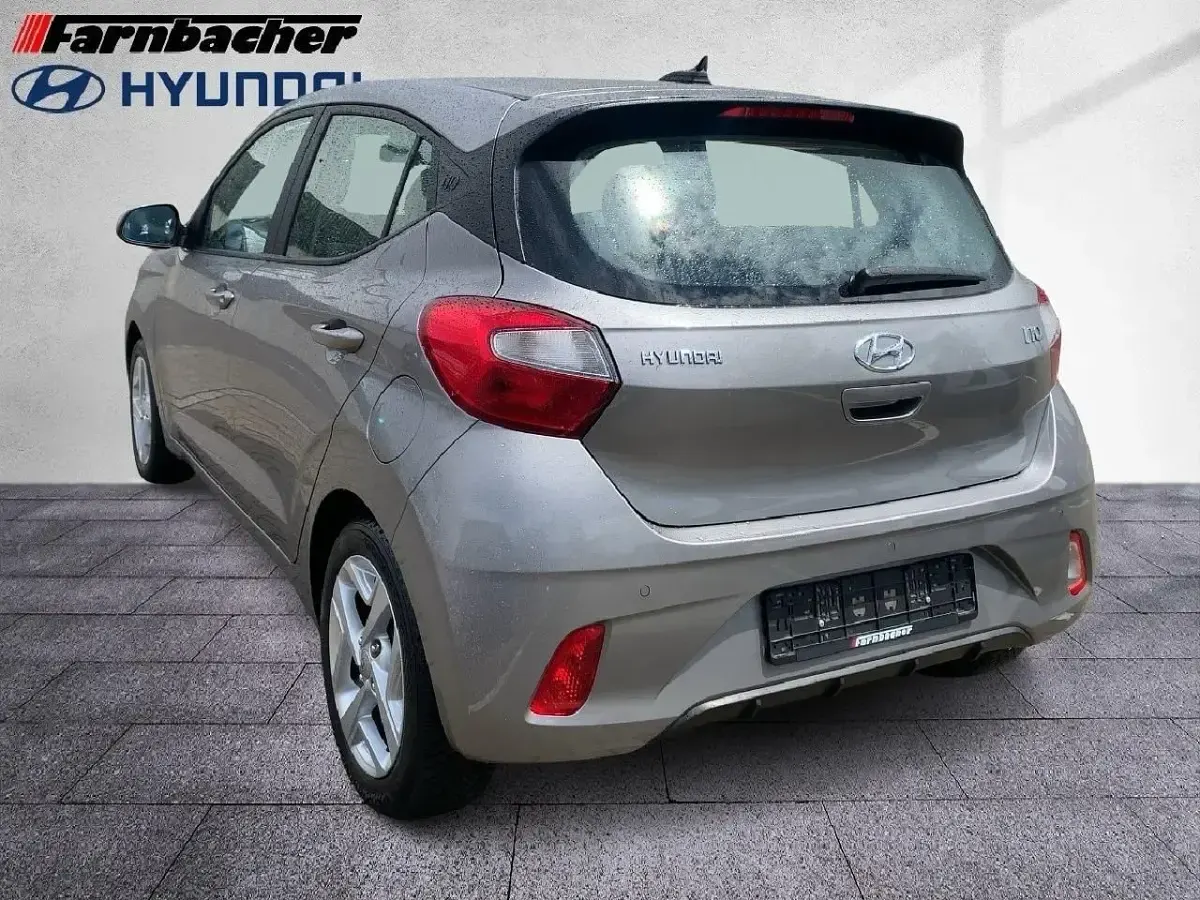 Gebraucht Hyundai i10 Trend 67 PS (49 kW) 2023 Brass / met Kleinwagen