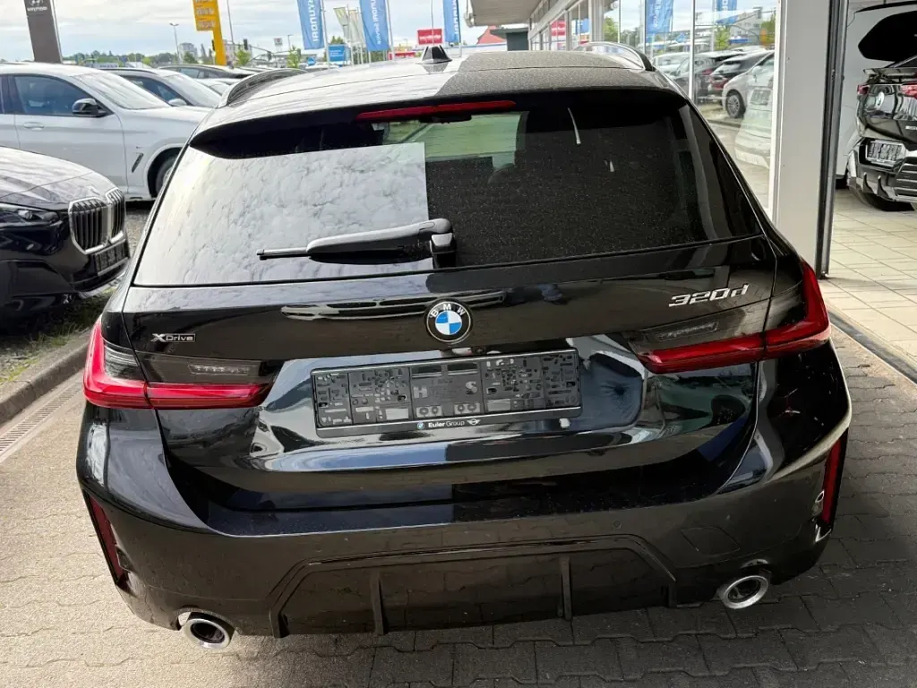 Gebraucht BMW 320 M Sport 190 PS (139 kW) 2025 Schwarz Kombi