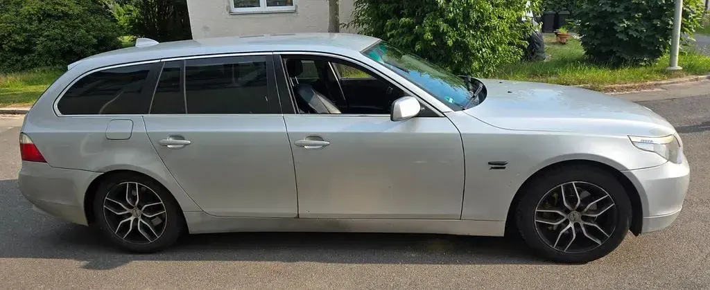 Gebraucht BMW 530 231 PS (169 kW) 2006 Silber Kombi