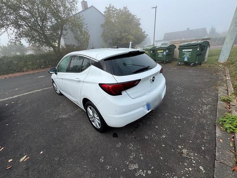 Weiß Gebraucht 2016 Opel Astra Kombi | 7.450 € (Etwas zu teuer) - Bild 1/4