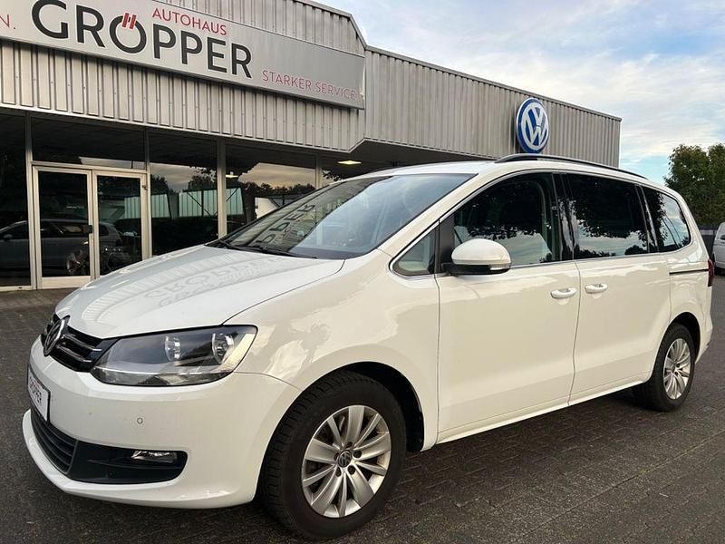 Weiß Gebraucht 2017 VW Sharan Comfortline Van / Kleinbus | 21.900 € (Etwas zu teuer) - Bild 1/1