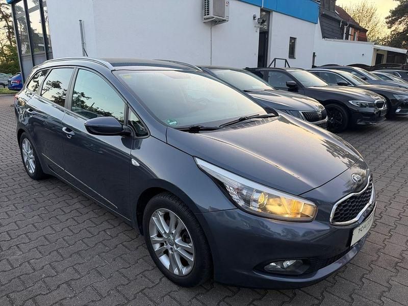 Używany Kia Ceed 135 KM (99 kW) 2013 Niebieski Hatchback