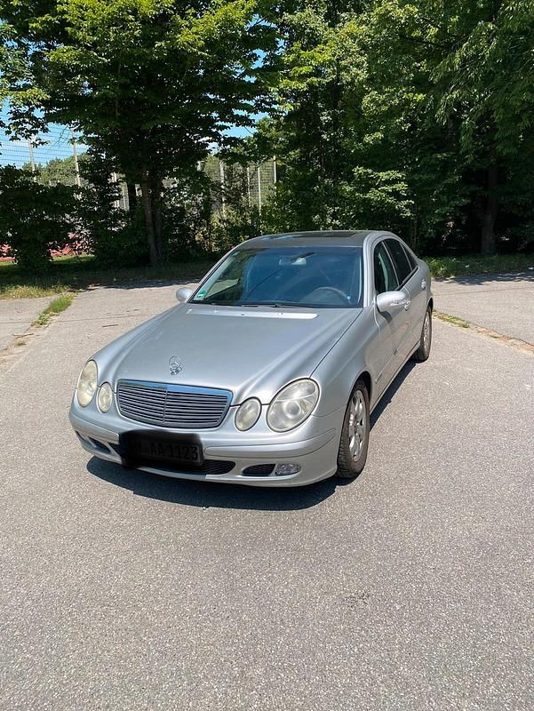 Silber Gebraucht 2003 Mercedes E270 Limousine | 2.490 € (Guter Preis) - Bild 1/3