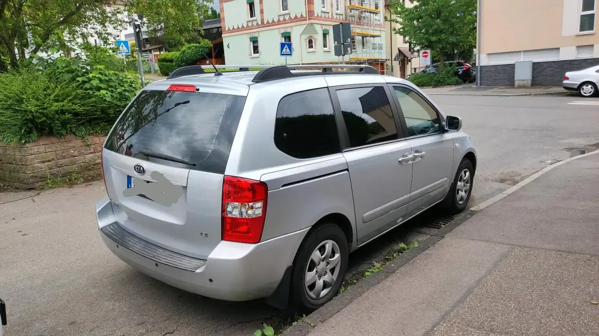 Gebraucht Kia Carnival 185 PS (136 kW) 2007 Silber Van / Kleinbus