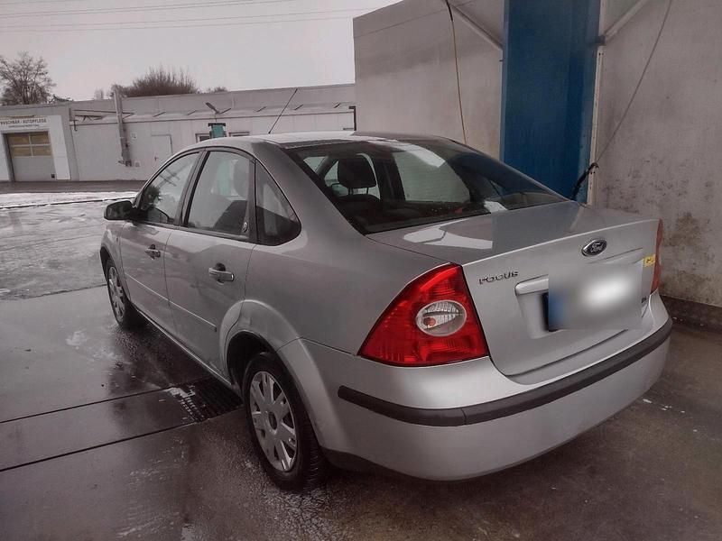 Gebraucht Ford Focus Trend 101 PS (74 kW) 2005 Silber Limousine