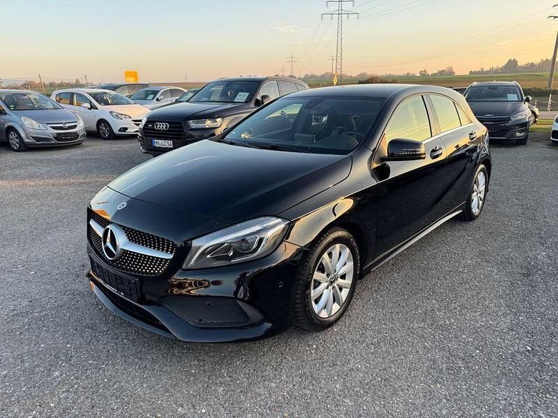 Schwarz Gebraucht 2017 Mercedes A180 AMG line Limousine | 17.490 € (Etwas zu teuer) - Bild 1/4