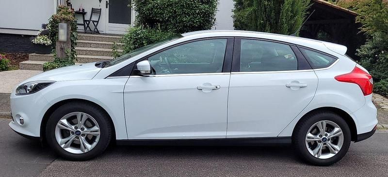 Weiß Gebraucht 2012 Ford Focus Champions Edition Limousine | 5.450 € (Guter Preis) - Bild 1/4