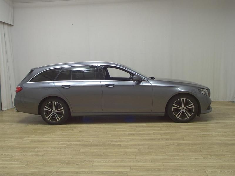 Grau Gebraucht 2020 Mercedes E200 Avantgarde Limousine | 25.780 € (Fairer Preis) - Bild 1/4