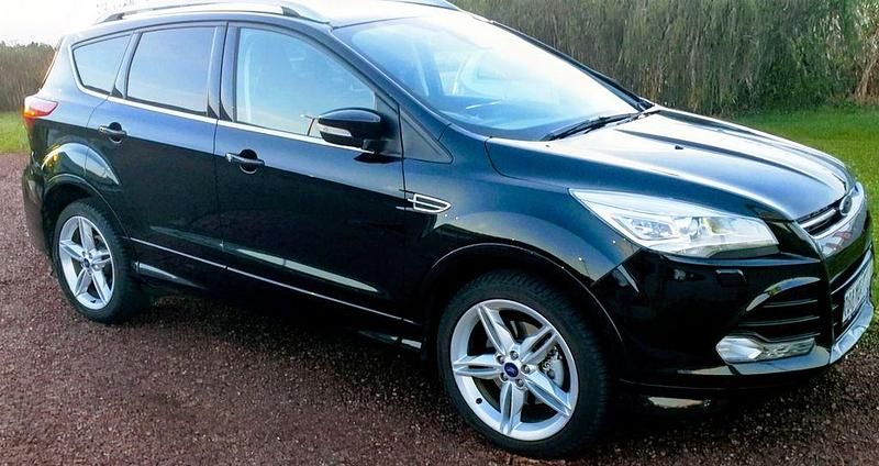 Gebraucht Ford Kuga Individual 179 PS (131 kW) 2016 Schwarz SUV