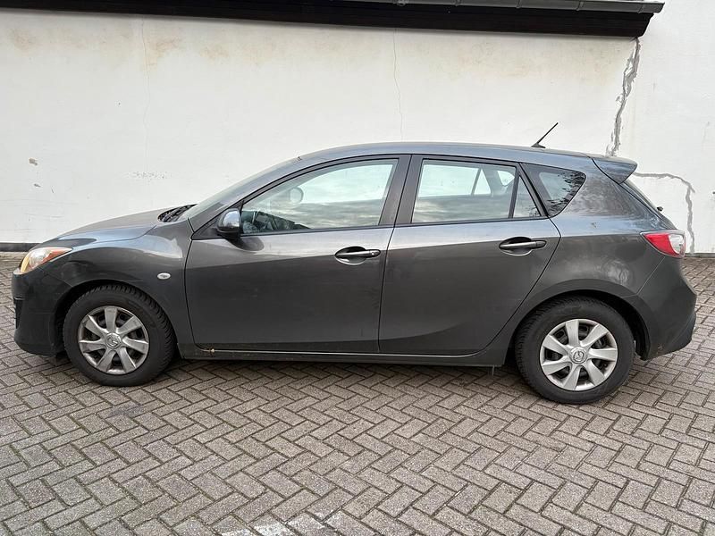 Grau Gebraucht 2011 Mazda 3 Limousine | 2.950 € - Bild 1/4