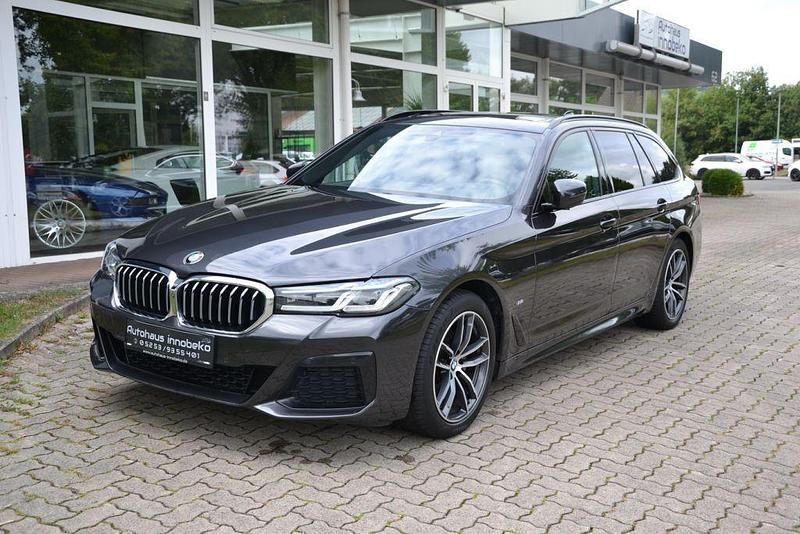 Sophistograu brillanteffekt me Gebraucht 2020 BMW 520 M Sport Kombi | 35.490 € - Bild 1/4