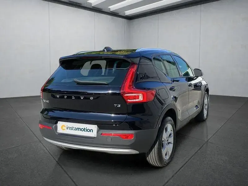 Gebraucht Volvo XC40 Momentum 163 PS (119 kW) 2022 Schwarz SUV