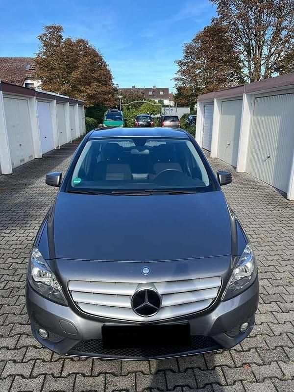 Gebraucht Mercedes B180 122 PS (89 kW) 2014 Grau Kleinwagen