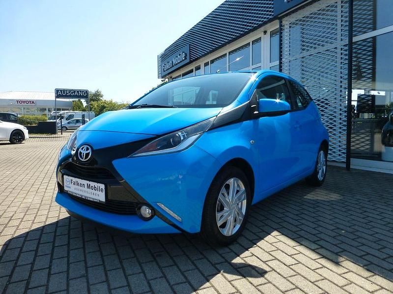 Blau Gebraucht 2018 Toyota Aygo X-play Kleinwagen | 10.990 € (Etwas zu teuer) - Bild 1/4
