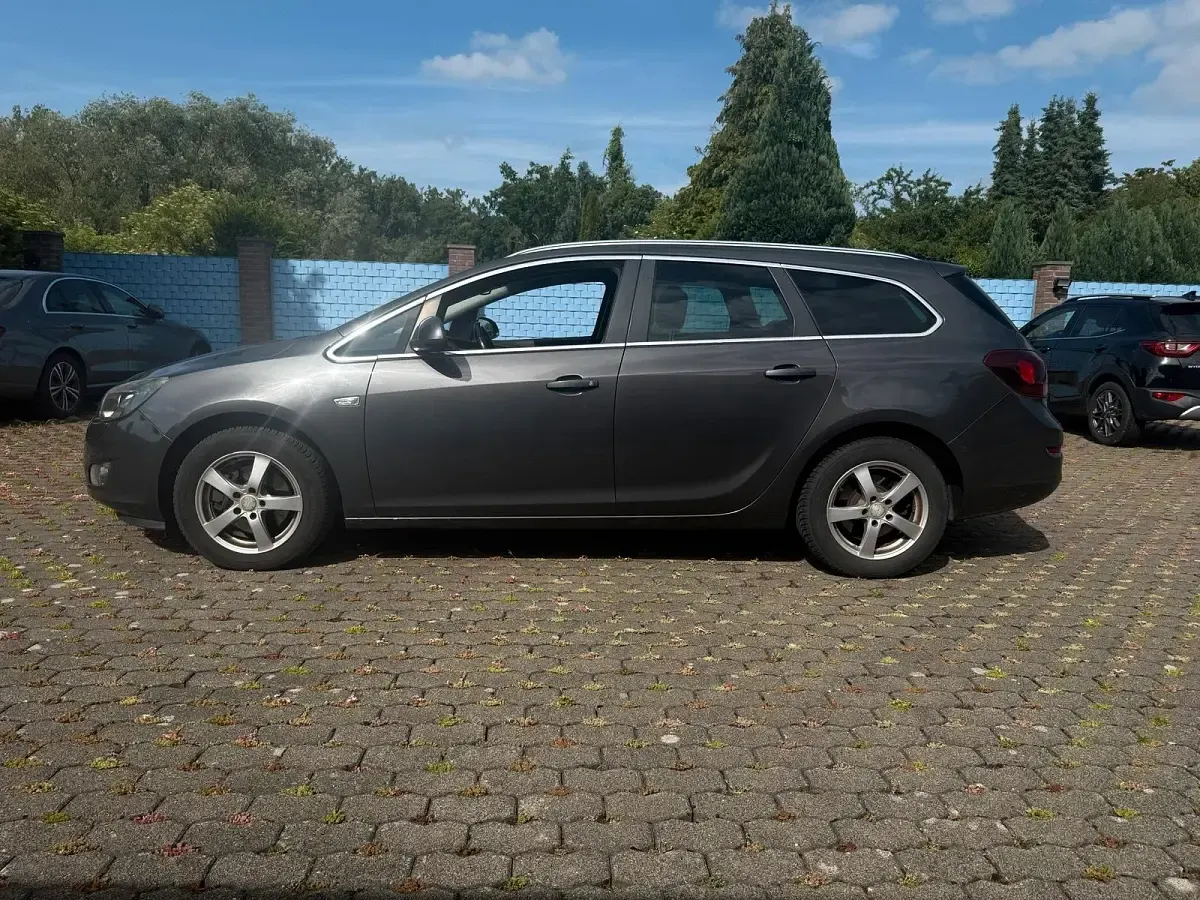 Gebraucht Opel Astra 165 PS (121 kW) 2011 Grau Kombi