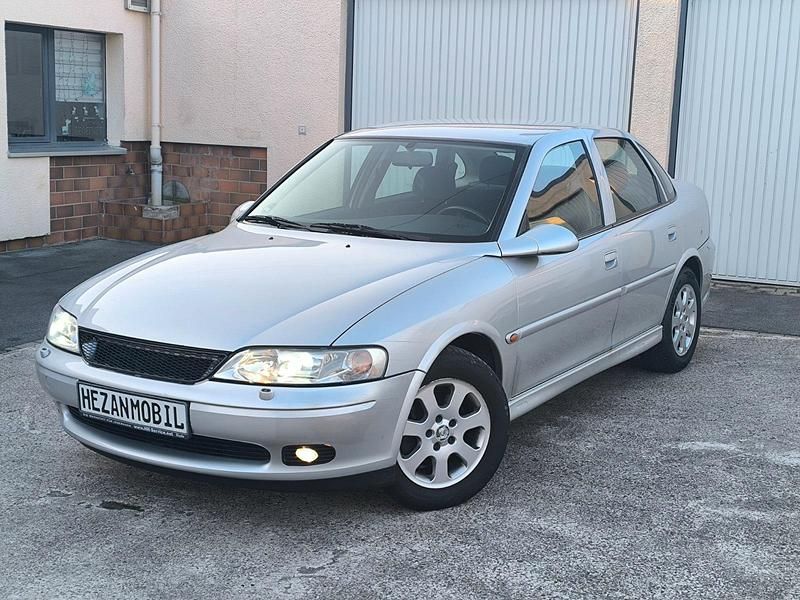 Second-hand Opel Vectra 101 CP (74 kW) 2002 Argintiu Berlinǎ