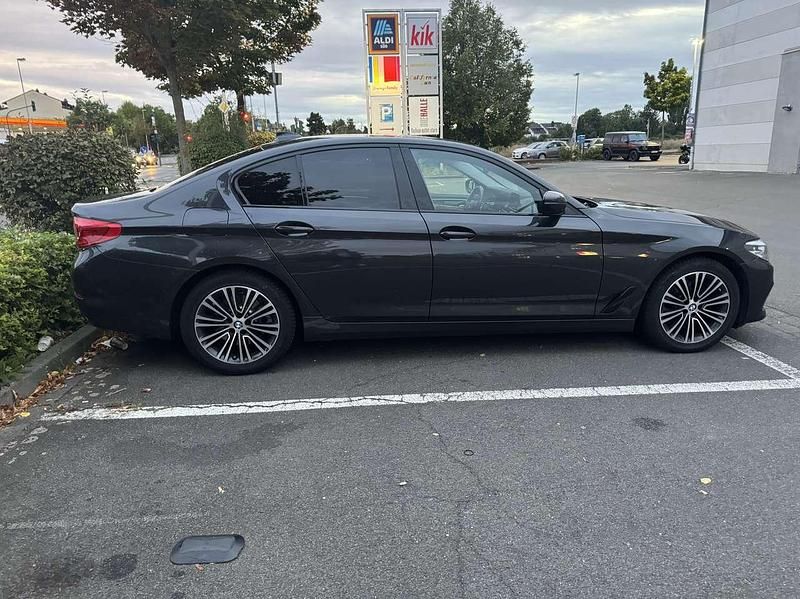 Grau Gebraucht 2019 BMW 520 Sport Line Limousine | 25.599 € (Fairer Preis) - Bild 1/4