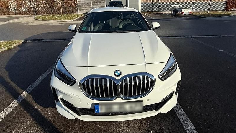 Weiß Gebraucht 2022 BMW 118 Coupé M Sport Coupé | 18.500 € - Bild 1/4