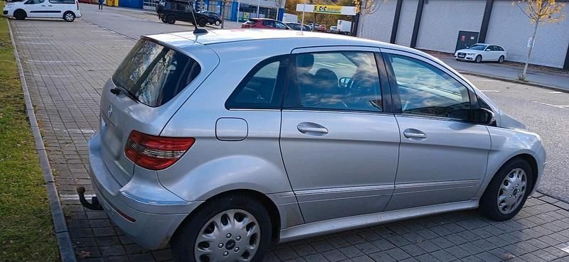 Gebraucht Mercedes B180 105 PS (77 kW) 2007 Silber Van / Kleinbus