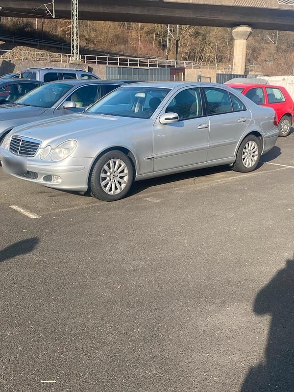 Gebraucht Mercedes E220 150 PS (110 kW) 2003 Silber Limousine