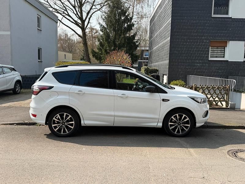 Gebraucht Ford Kuga ST-Line 150 PS (110 kW) 2019 Weiß SUV