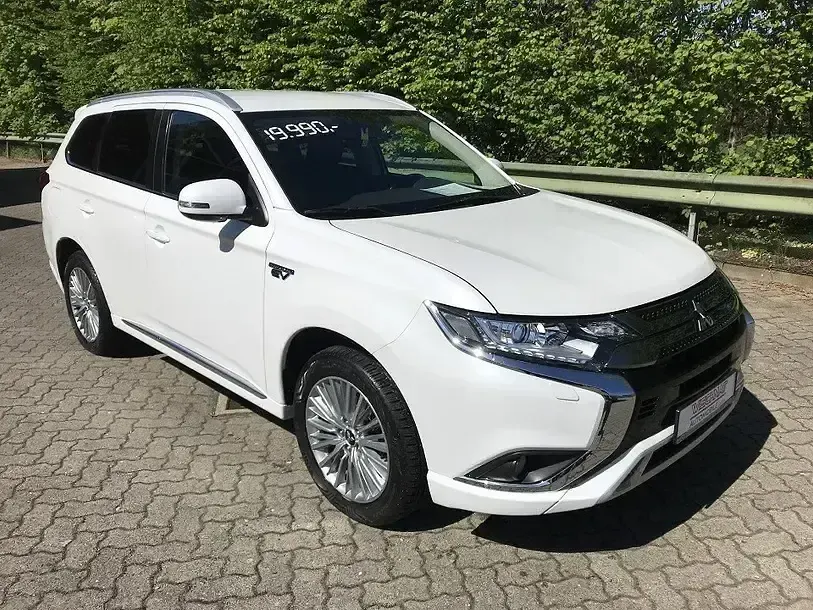 Gebraucht Mitsubishi Outlander P-HEV Basis 224 PS (164 kW) 2020 Perlmuttweiß SUV