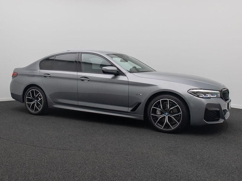 Gebraucht BMW 545e M Sport 394 PS (289 kW) 2022 Grau Limousine