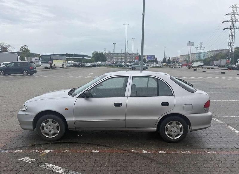 Gebraucht Hyundai Accent GLS 75 PS (55 kW) 1999 Silber Limousine