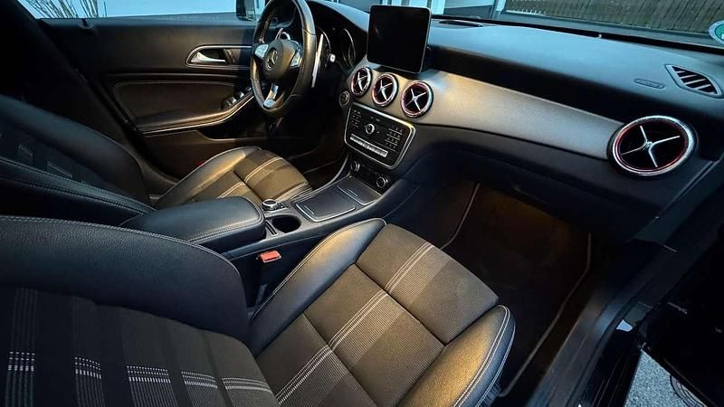 Gebraucht Mercedes CLA180 122 PS (89 kW) 2018 Schwarz Limousine