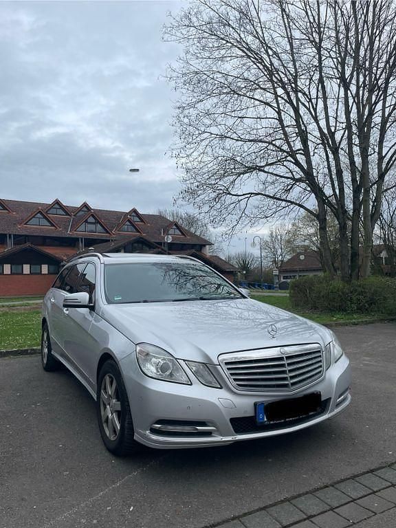 Silber Gebraucht 2012 Mercedes E220 Elegance Limousine | 7.000 € (Superpreis) - Bild 1/4