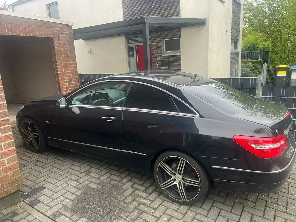 Gebraucht Mercedes E200 Avantgarde 184 PS (135 kW) 2010 Schwarz Coupé