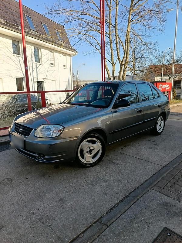Second-hand Hyundai Accent 85 CP (62 kW) 2004 Gri Break