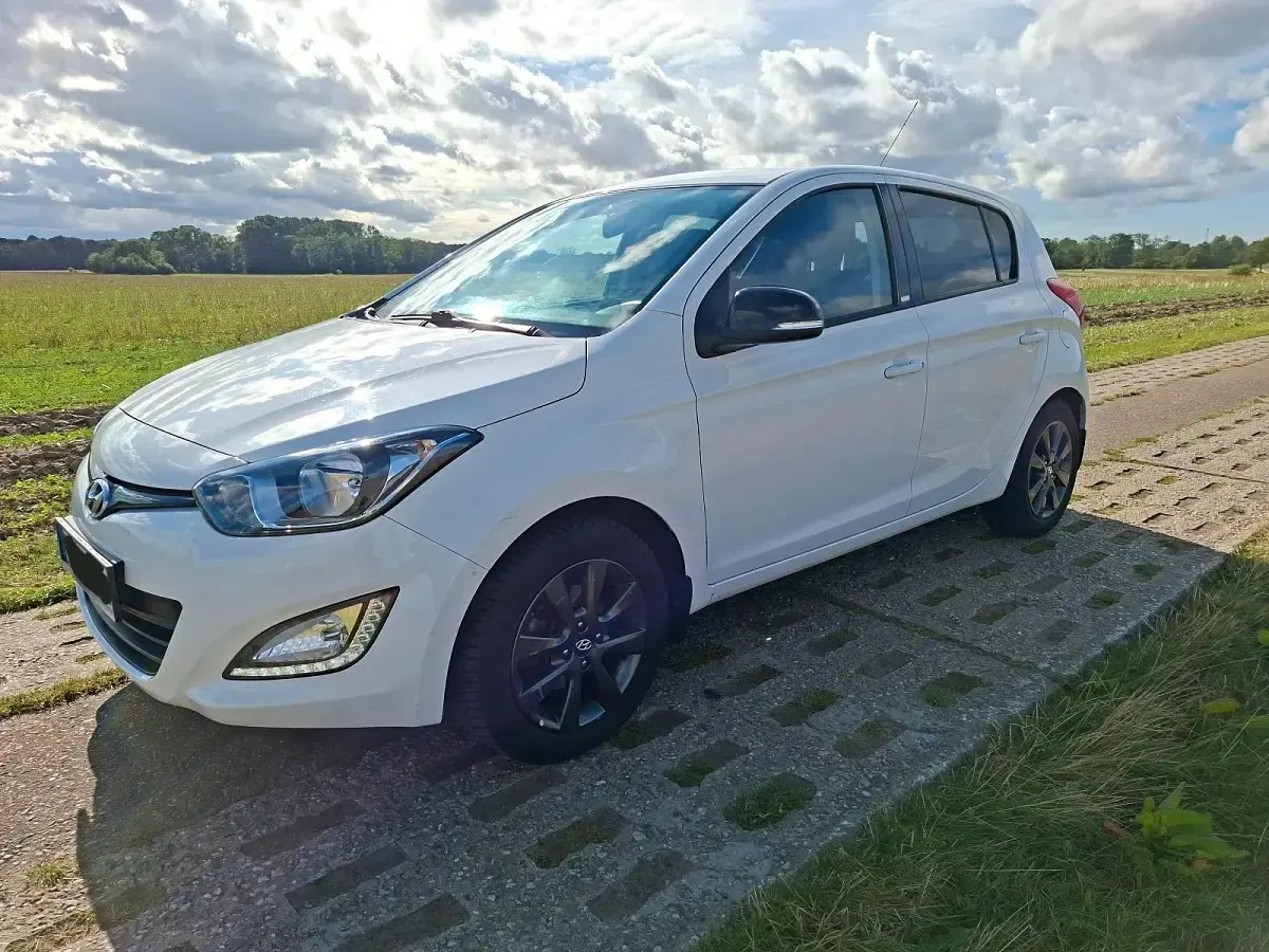 Gebraucht Hyundai i20 86 PS (63 kW) 2014 Weiß Kleinwagen