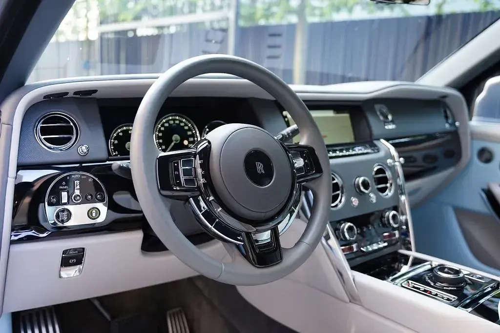 Gebraucht Rolls Royce Cullinan 571 PS (419 kW) 2024 Silber SUV