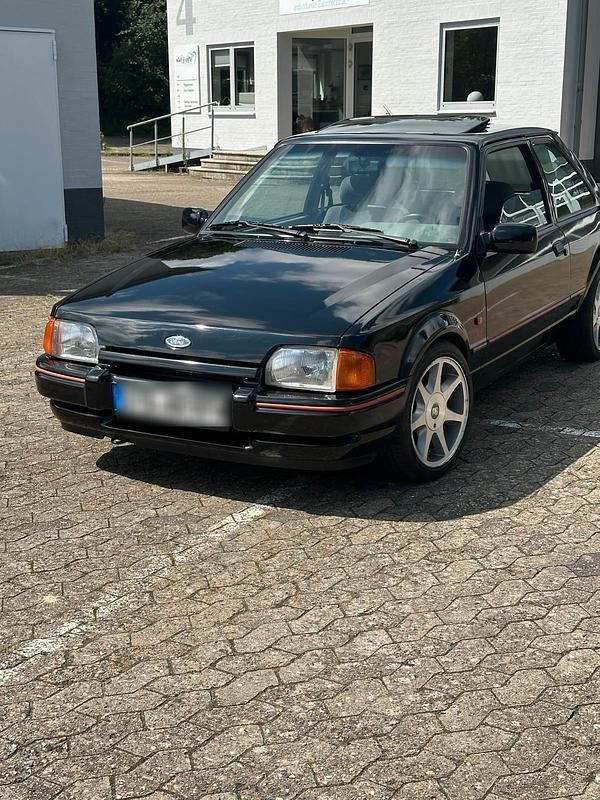 Schwarz Gebraucht 1988 Ford Escort Limousine | 6.700 € - Bild 1/4