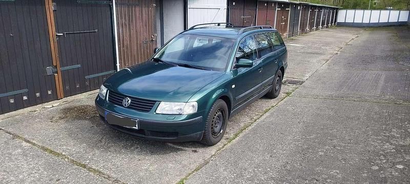 Grün Gebraucht 2000 VW Passat Trendline Kombi | 1.500 € (Superpreis) - Bild 1/4