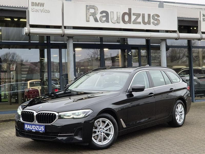 Schwarz Gebraucht 2021 BMW 520 Kombi | 27.900 € (Guter Preis) - Bild 1/4