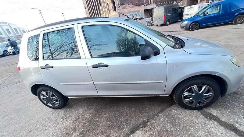 Gebraucht Mazda 2 74 PS (54 kW) 2003 Silber Kleinwagen